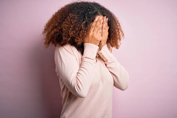 Joven Afriamericana Con Pelo Afro Que Lleva Sudor Casual Sobre — Foto de Stock