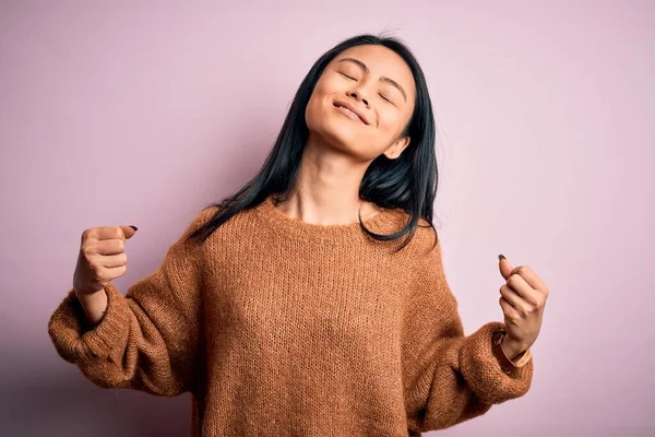 Jonge Mooie Chinese Vrouw Dragen Casual Trui Geïsoleerde Roze Achtergrond — Stockfoto