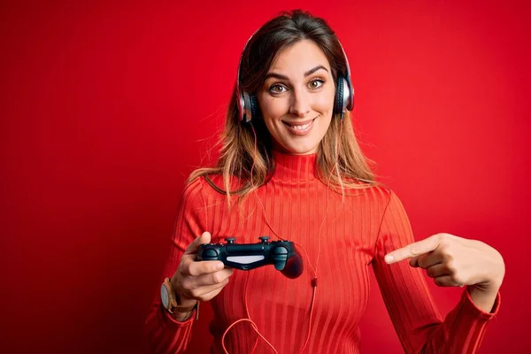 Jovem Bela Morena Gamer Mulher Jogar Vídeo Jogo Usando Alegre — Fotografia de Stock