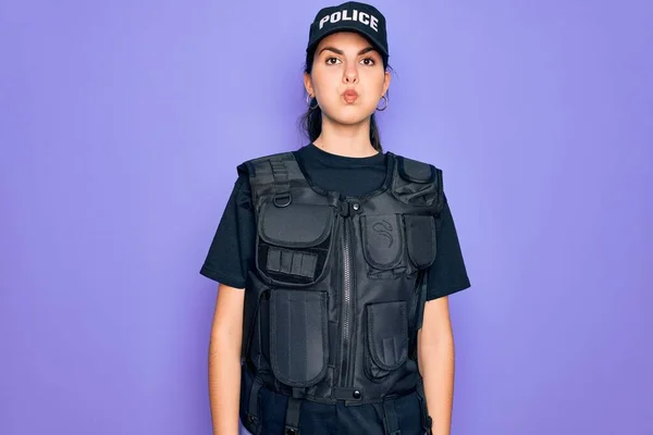 Joven Mujer Policía Con Uniforme Chaleco Antibalas Seguridad Sobre Fondo — Foto de Stock