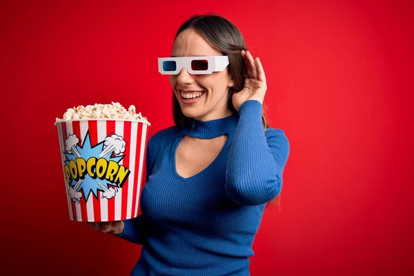 Giovane Donna Bionda Che Indossa Occhiali Mangia Pacchetto Popcorn Guardando — Foto Stock