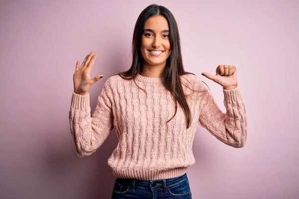 Genç Güzel Esmer Kadın Pembe Arka Planda Rahat Bir Süveter — Stok fotoğraf