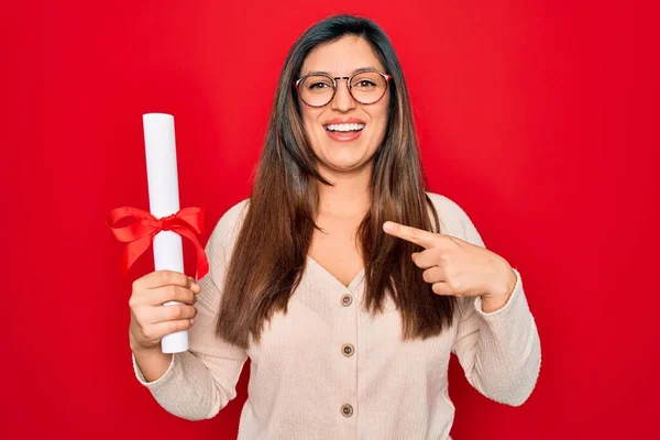 Ung Latinamerikansk Smart Kvinna Bär Glasögon Med Universitetsexamen Över Röd — Stockfoto