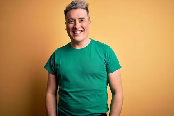 Jovem Bonito Homem Moderno Vestindo Casual Shirt Verde Sobre Fundo — Fotografia de Stock