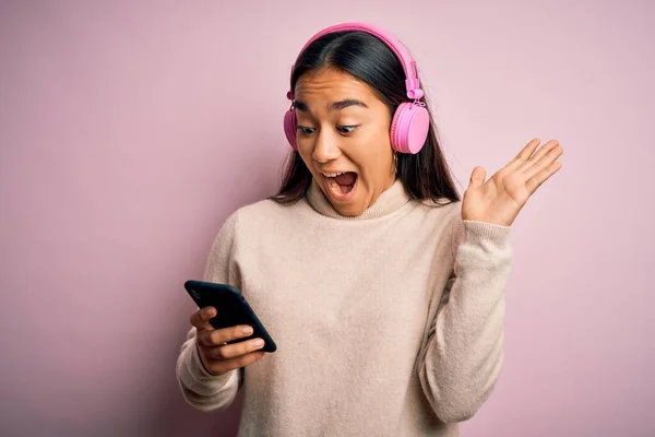 Νεαρή Όμορφη Ασιάτισσα Γυναίκα Ακούγοντας Μουσική Χρησιμοποιώντας Smartphone Και Ακουστικά — Φωτογραφία Αρχείου