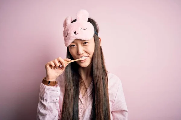 Jovem Bela Mulher Asiática Vestindo Pijama Escovar Dentes Usando Escova — Fotografia de Stock