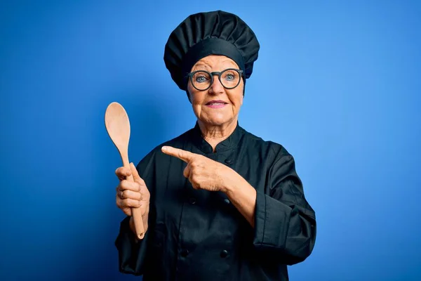 Belle Chef Âgée Aux Cheveux Gris Portant Uniforme Cuisinier Chapeau — Photo