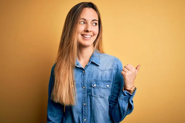 Junge Schöne Blonde Frau Mit Blauen Augen Trägt Jeanshemd Über — Stockfoto