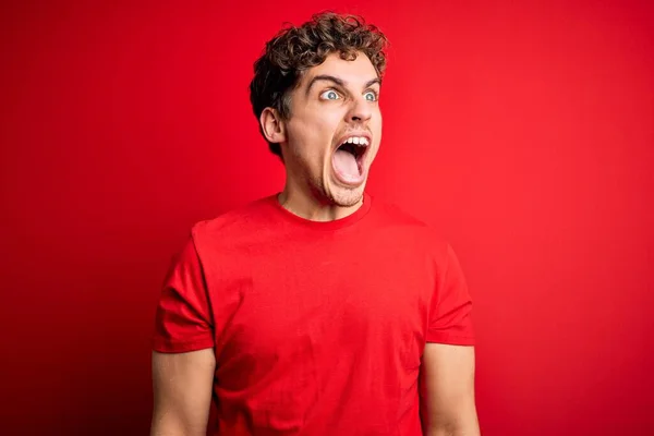 Jovem Loiro Bonito Homem Com Cabelo Encaracolado Vestindo Shirt Casual — Fotografia de Stock