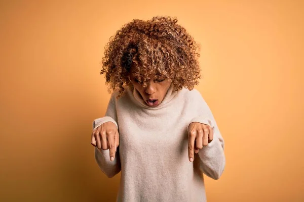 Jovencita Hermosa Africaica Americana Que Lleva Jersey Turtleneck Sobre Fondo — Foto de Stock