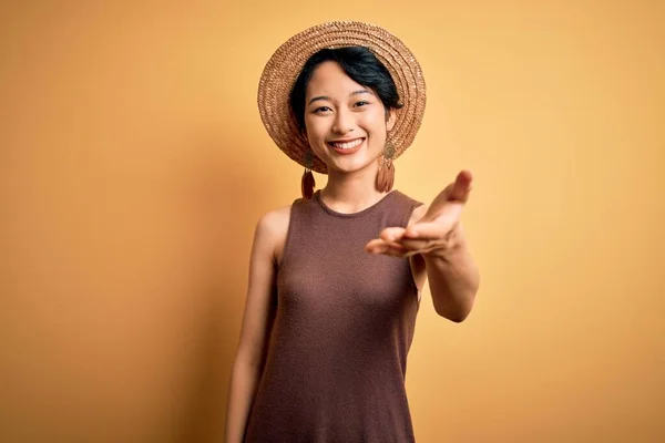 Giovane Bella Ragazza Asiatica Indossa Casual Shirt Cappello Sfondo Giallo — Foto Stock