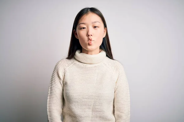 Jonge Mooie Aziatische Vrouw Draagt Casual Trui Staan Geïsoleerde Achtergrond — Stockfoto