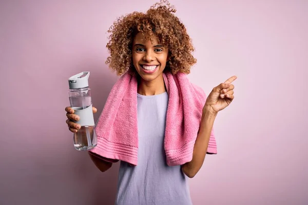 Junge Afrikanisch Amerikanische Sportlerin Beim Sport Mit Handtuch Trinkflasche Wasser — Stockfoto