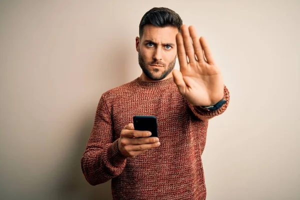 Giovane Uomo Bello Conversare Utilizzando Smartphone Sfondo Bianco Con Mano — Foto Stock