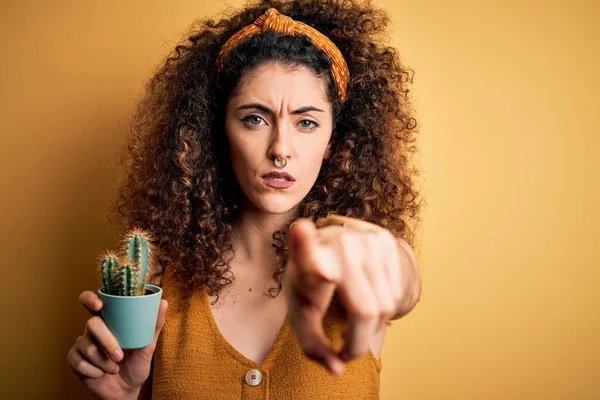 Junge Schöne Frau Mit Lockigem Haar Und Durchdringendem Halstuch Mit — Stockfoto