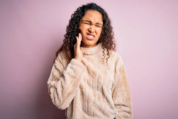 Ung Vacker Kvinna Med Lockigt Hår Bär Casual Tröja Står — Stockfoto