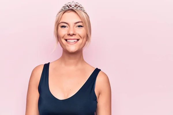 Młoda Piękna Blondynka Ubrana Koronę Księżniczki Odizolowanym Różowym Tle Szczęśliwym — Zdjęcie stockowe