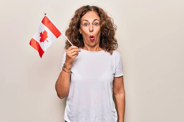 Mittelalter Schöne Patriotische Frau Mit Chinesischer Flagge Über Isoliertem Weißem — Stockfoto