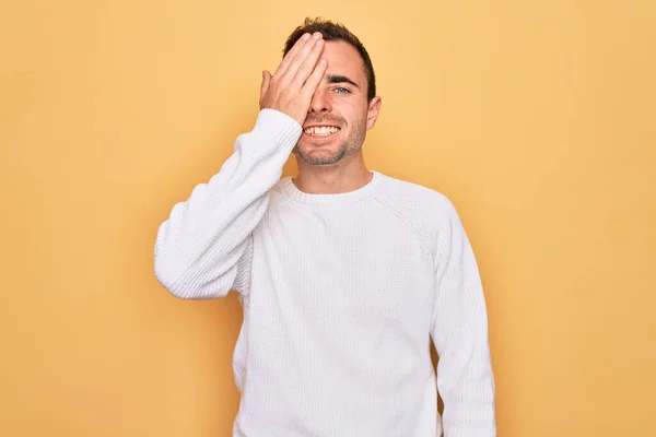 Giovane Uomo Bello Con Gli Occhi Azzurri Indossando Maglione Casual — Foto Stock