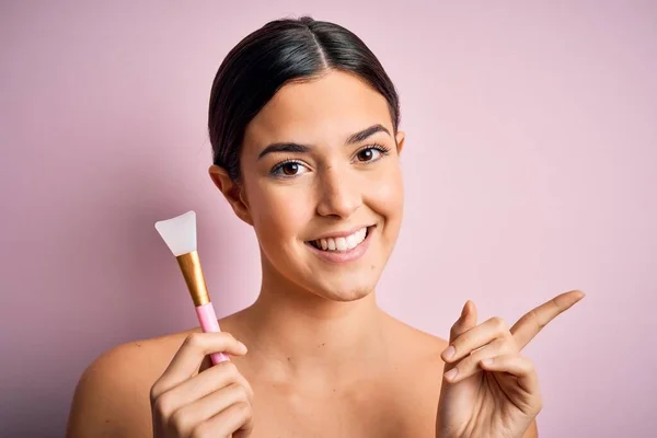 Ung Vacker Flicka Tillämpa Kosmetiska Med Spatel Över Rosa Bakgrund — Stockfoto