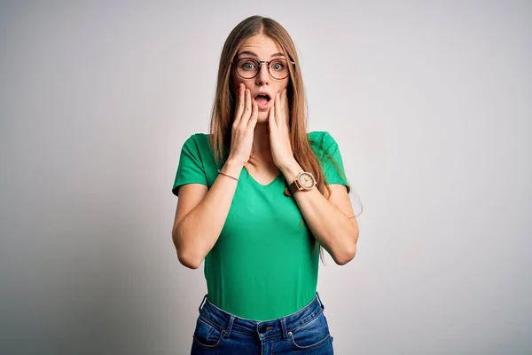 Joven Hermosa Pelirroja Vestida Con Camisetas Gafas Color Verde Ocasional —  Fotos de Stock