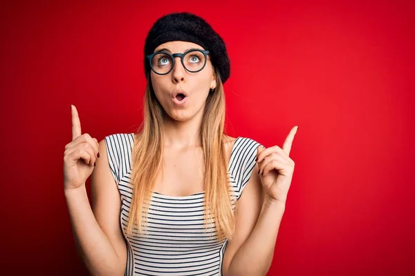 Mulher Loira Bonita Com Olhos Azuis Vestindo Boina Francesa Óculos — Fotografia de Stock