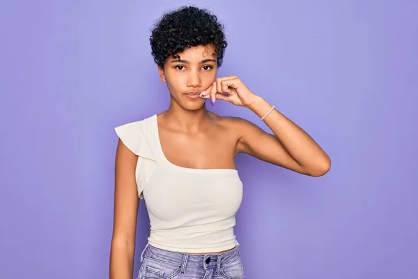 Ung Vacker Afrikansk Amerikansk Afro Kvinna Bär Casual Shirt Över — Stockfoto