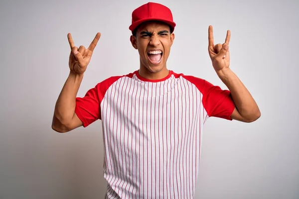 Joven Deportista Africoamericano Lleva Camiseta Béisbol Rayada Gorra Gritando Con — Foto de Stock