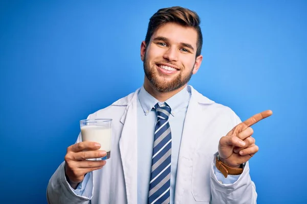 Jonge Blonde Dokter Man Met Baard Blauwe Ogen Dragen Jas — Stockfoto