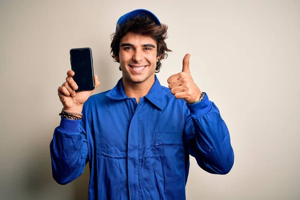 Jonge Monteur Draagt Uniform Houden Smartphone Geïsoleerde Witte Achtergrond Blij — Stockfoto