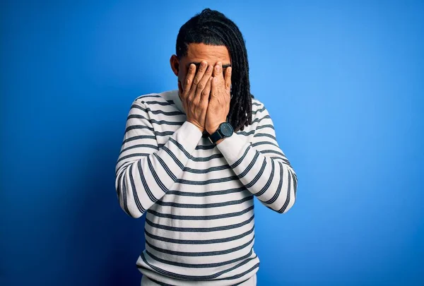 Jovem Afro Americano Afro Americano Bonito Com Dreadlocks Vestindo Camisola — Fotografia de Stock