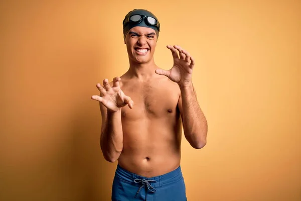 Mladý Pohledný Muž Bez Trička Sobě Plavky Plavky Čepice Přes — Stock fotografie