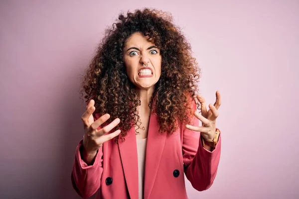 Joven Mujer Negocios Hermosa Con Pelo Rizado Piercing Usando Chaqueta — Foto de Stock