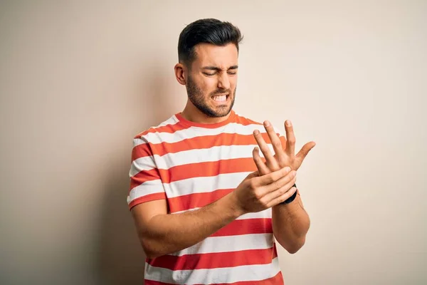 Jeune Bel Homme Portant Shirt Rayé Décontracté Debout Sur Fond — Photo