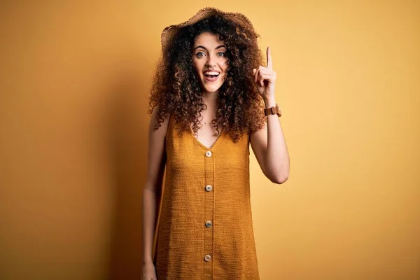 Beautiful Brunette Woman Vacation Curly Hair Piercing Wearing Hat Dress — Stock Photo, Image