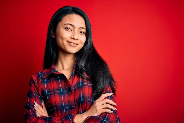 Joven Hermosa Mujer China Con Camisa Casual Sobre Fondo Rojo —  Fotos de Stock