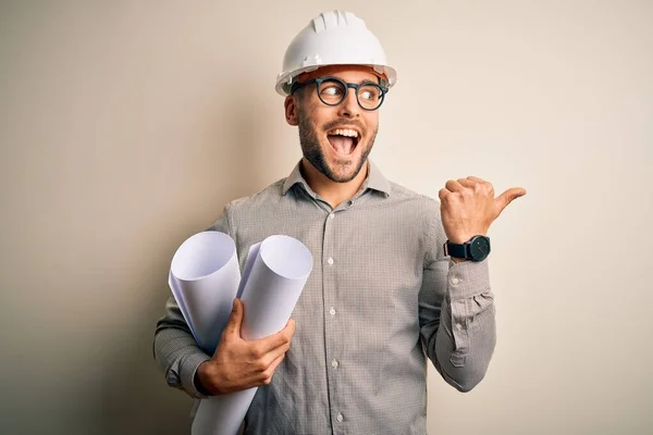 Jovem Arquiteto Homem Vestindo Capacete Empreiteiro Segurando Plano Papel Projeto — Fotografia de Stock