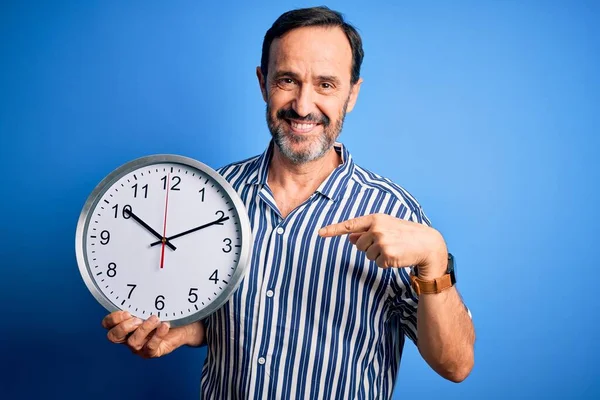 Edad Media Hoary Hombre Sosteniendo Gran Reloj Pie Sobre Fondo —  Fotos de Stock