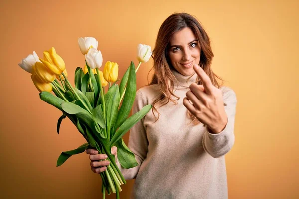 Junge Schöne Brünette Frau Hält Strauß Gelber Tulpen Über Isoliertem — Stockfoto