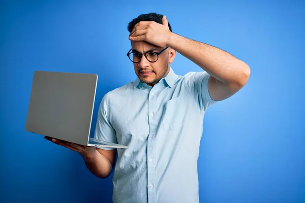 Jeune Homme Affaires Beau Portant Des Lunettes Travail Aide Ordinateur — Photo