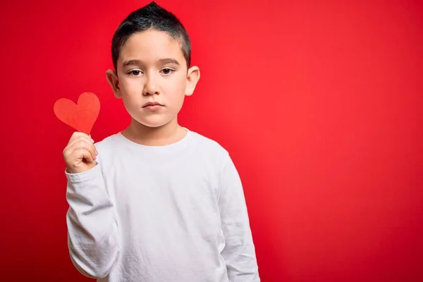 Jovem Garoto Segurando Forma Papel Coração Sobre Fundo Vermelho Isolado — Fotografia de Stock