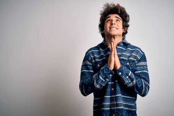 Homem Bonito Jovem Vestindo Camisa Casual Sobre Fundo Branco Isolado — Fotografia de Stock