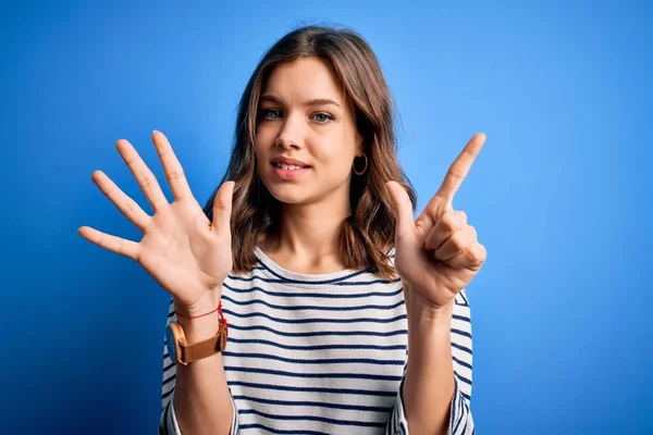 Junge Schöne Blonde Mädchen Lässigem Pullover Vor Blauem Hintergrund Zeigt — Stockfoto