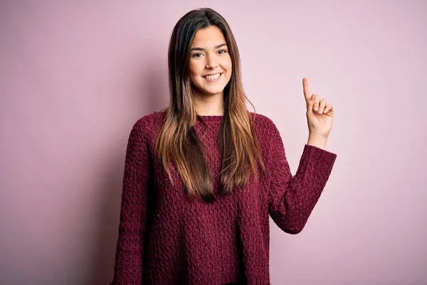 Joven Hermosa Chica Usando Suéter Casual Sobre Fondo Rosa Aislado — Foto de Stock