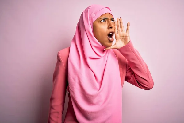 Młoda Afro Amerykanka Muzułmańskim Hidżabie Odizolowanym Różowym Tle Krzycząca Krzycząca — Zdjęcie stockowe