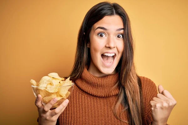 Junges Schönes Mädchen Hält Schüssel Mit Pommes Kartoffeln Vor Gelbem — Stockfoto