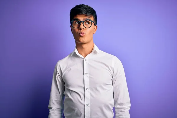 Mladý Pohledný Obchodník Nosí Košili Brýle Přes Izolované Fialové Pozadí — Stock fotografie