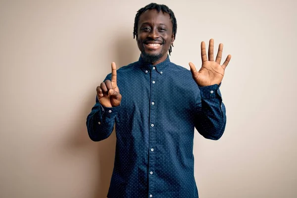 Joven Hombre Afroamericano Guapo Usando Camisa Casual Pie Sobre Fondo —  Fotos de Stock