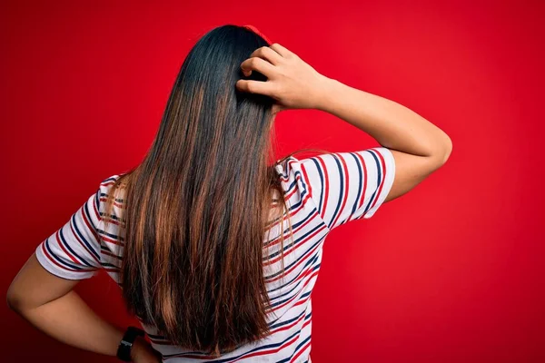 Ung Vacker Asiatisk Flicka Bär Casual Randig Shirt Över Isolerad — Stockfoto