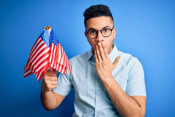 Joven Hombre Patriótico Guapo Sosteniendo Banderas Estados Unidos Celebrando Día —  Fotos de Stock